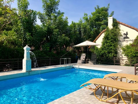 Swimming pool [outdoor]