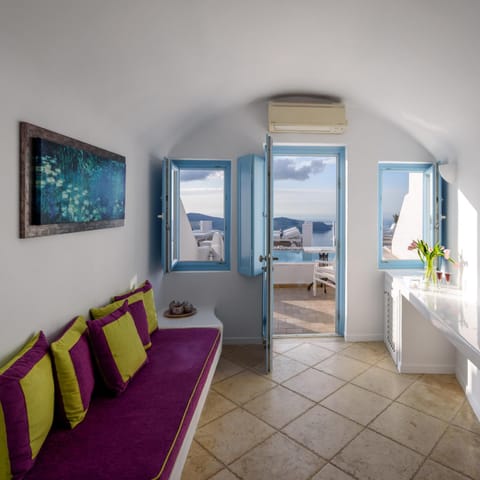 Above Blue Suites Hotel in Imerovigli