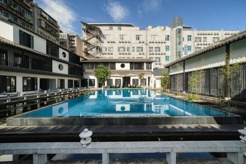 Swimming pool [outdoor]