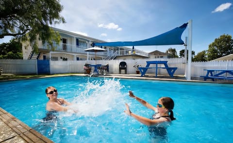 Swimming pool [outdoor]