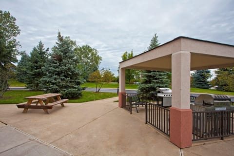 Sonesta Simply Suites Detroit Warren Hotel in Warren