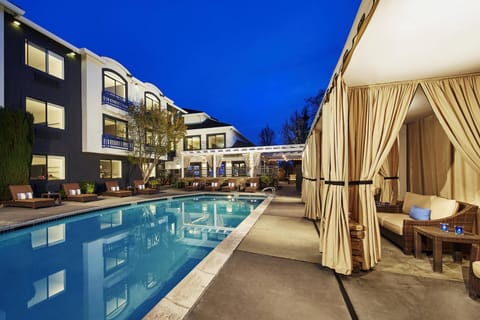 Swimming pool [outdoor]
