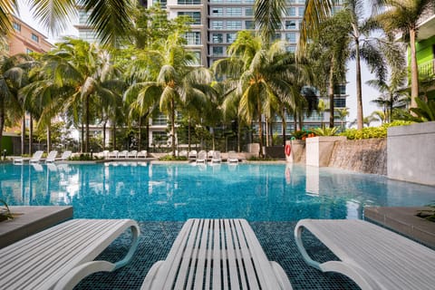 Swimming pool [outdoor]