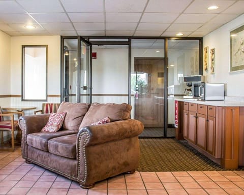 Econo Lodge Traverse City South Hotel in Michigan