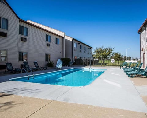 Swimming pool [outdoor]