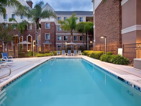 Swimming pool [outdoor]
