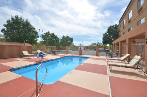 Swimming pool [outdoor]