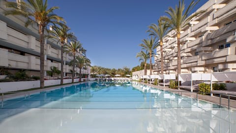 Swimming pool [outdoor]