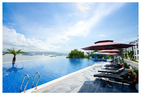 Swimming pool [outdoor]