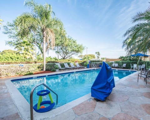 Swimming pool [outdoor]