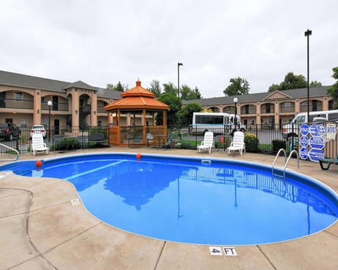 Swimming pool [outdoor]