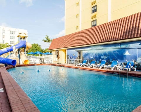 Swimming pool [outdoor]