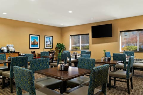 Comfort Suites Saginaw North Hotel in Michigan