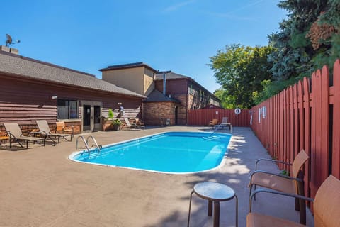 Swimming pool [outdoor]