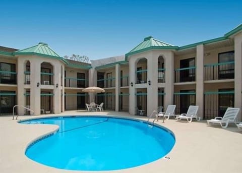 Swimming pool [outdoor]