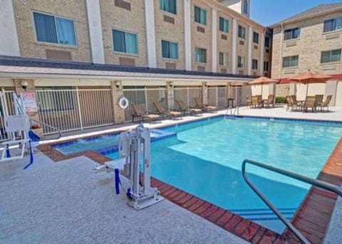 Swimming pool [outdoor]