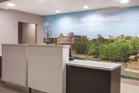 La Quinta Inn & Suites by Wyndham Columbus North Hotel in Phenix City