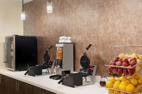 La Quinta Inn & Suites by Wyndham Clovis CA Hotel in Clovis