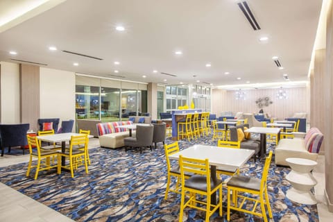La Quinta Inn & Suites by Wyndham Dallas Duncanville Hotel in Duncanville