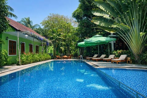 Swimming pool [outdoor]