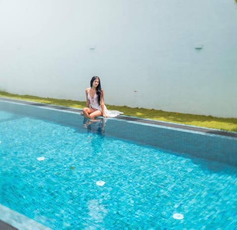 Swimming pool [outdoor]