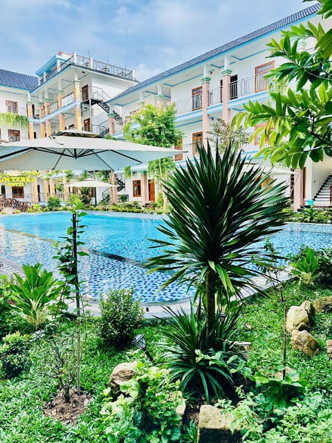 Swimming pool [outdoor]