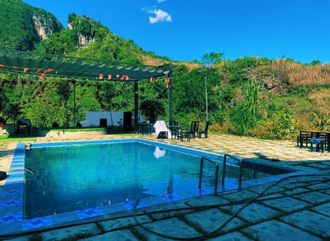 Swimming pool [outdoor]