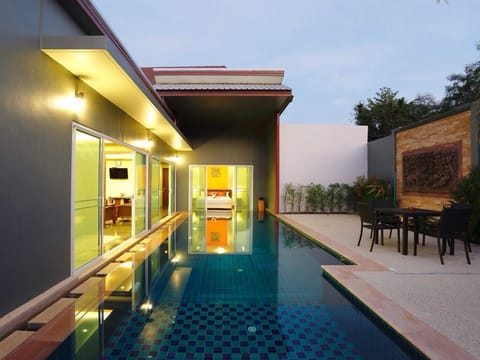 Swimming pool [outdoor]
