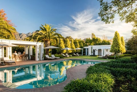 Swimming pool [outdoor]