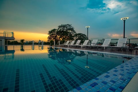 Swimming pool [outdoor]