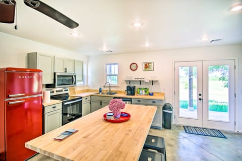 2 Mi to Marinas & Grove: Cozy Cabin w/ Grill House in Grove