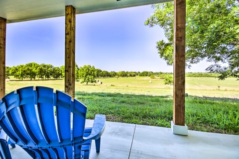 2 Mi to Marinas & Grove: Cozy Cabin w/ Grill House in Grove