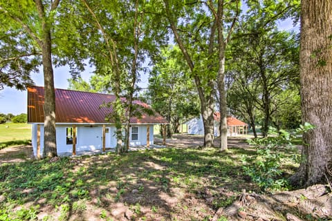 2 Mi to Marinas & Grove: Cozy Cabin w/ Grill House in Grove
