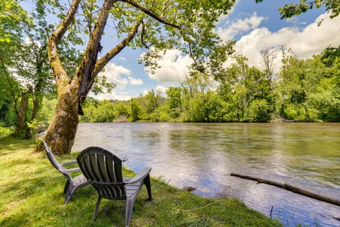 Family-Friendly Riverhouse: Fishing & Hot Tub House in Elizabethton