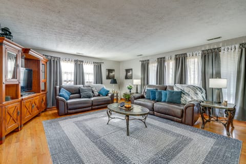 Family-Friendly Riverhouse: Fishing & Hot Tub House in Elizabethton