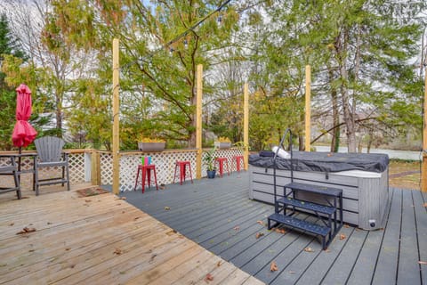 Family-Friendly Riverhouse: Fishing & Hot Tub House in Elizabethton