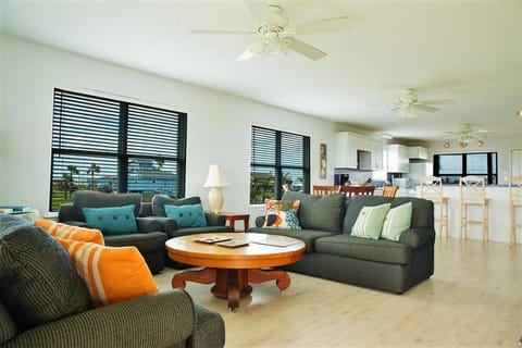 Beach Access! Group-Friendly Galveston Retreat House in Galveston Island