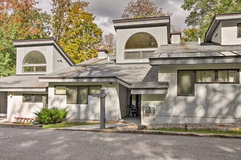 Killington Condo w/ Spa ~ 3 Miles to Ski Resort! Apartment in Mendon