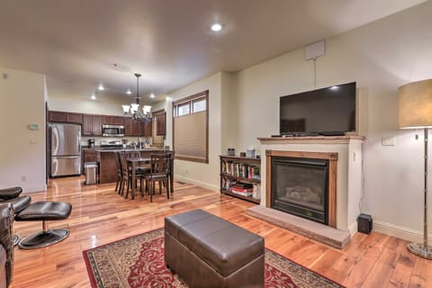 Cozy Central Glenwood Springs Condo w/ 2 Decks! Apartment in Glenwood Springs