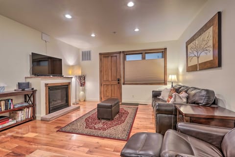 Cozy Central Glenwood Springs Condo w/ 2 Decks! Apartment in Glenwood Springs