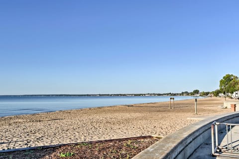 Lake Views & Grill: Walk to Lake Huron & Dtwn Apartment in East Tawas