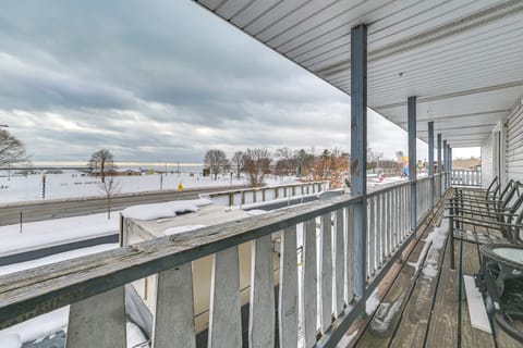 Lake Views & Grill: Walk to Lake Huron & Dtwn Apartment in East Tawas