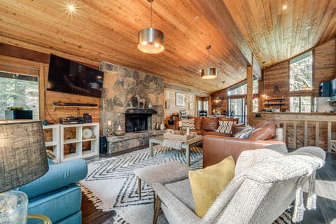 Free Ski Shuttle! Spacious Northstar Resort Cabin House in Northstar Drive