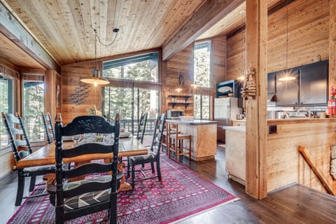 Free Ski Shuttle! Spacious Northstar Resort Cabin House in Northstar Drive