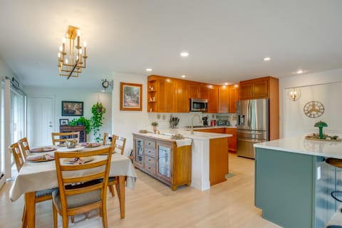 Modern Creekside Home: 9 Mi to Downtown Denver House in Lakewood