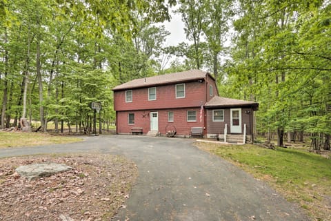 Relaxing Eagle Rock Resort Home - 1 Block to Lake! House in Luzerne County