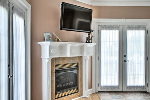 Waterfront NOLA Villa: 23 Mi to French Quarter! Villa in Ninth Ward