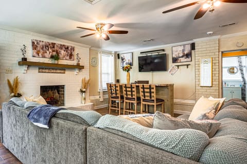 Screened Porch + Grill: Spacious Charleston Home! House in James Island