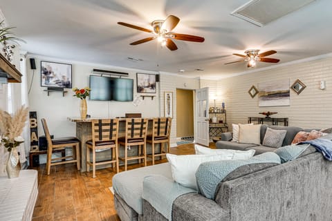 Screened Porch + Grill: Spacious Charleston Home! House in James Island