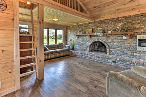 Waterfront Syracuse Home: Deck, Fire Pit & Kayaks House in Indiana